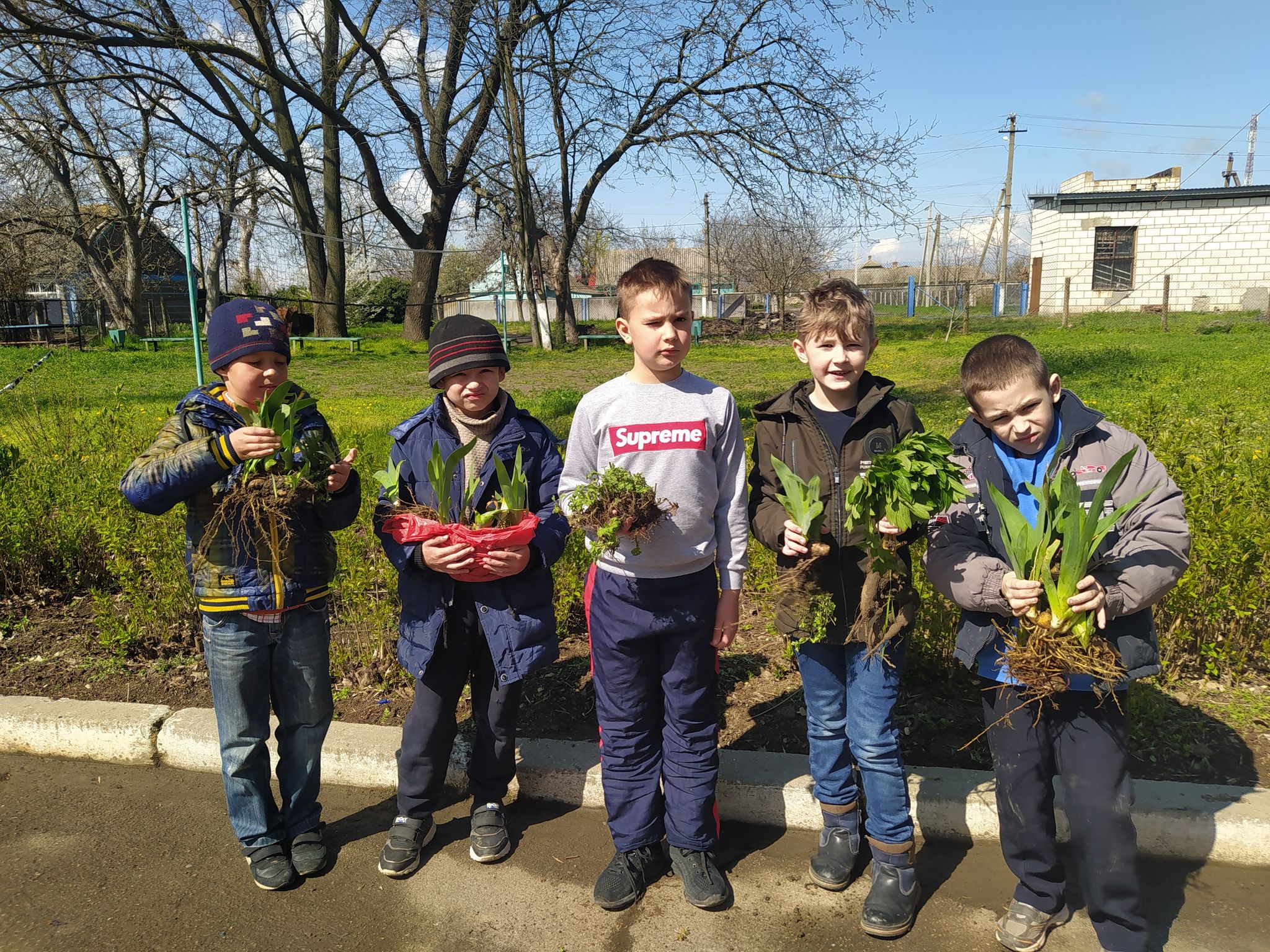 Участь у щорічній  Всеукраїнській акції “За чисте довкілля”  та проведенні Дня благоустрою 9