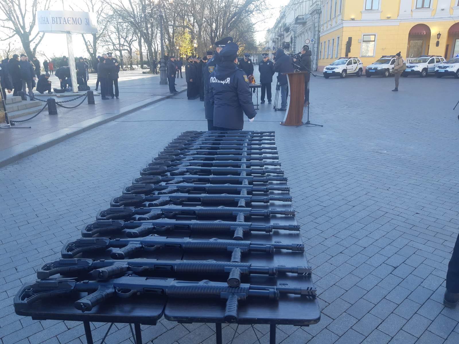 Саф'янівська громада отримала два нових поліцейських автомобіля та зброю 3