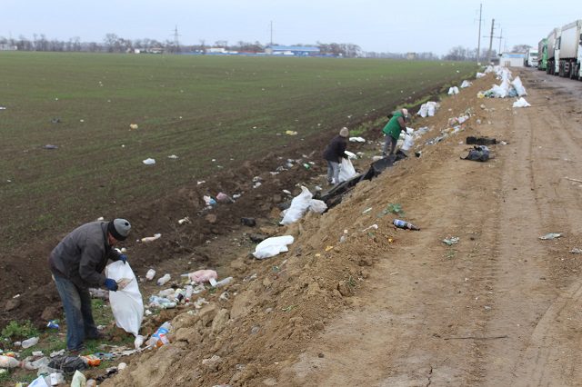 В Саф’янівській громаді організоване прибирання узбіч вздовж траси Одеса-Рені 7
