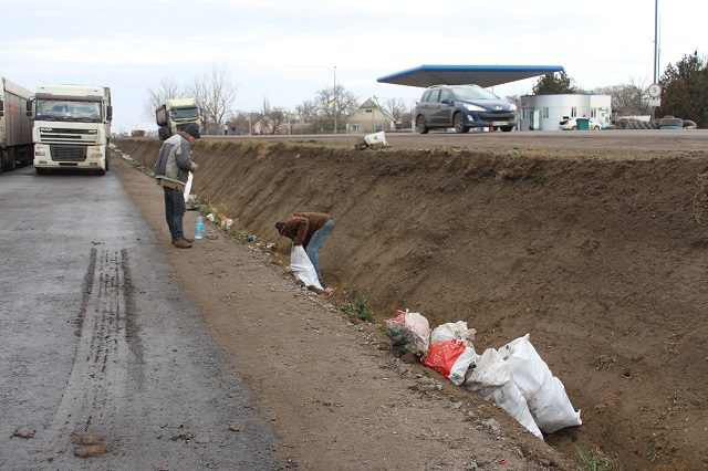 В Саф’янівській громаді організоване прибирання узбіч вздовж траси Одеса-Рені 11