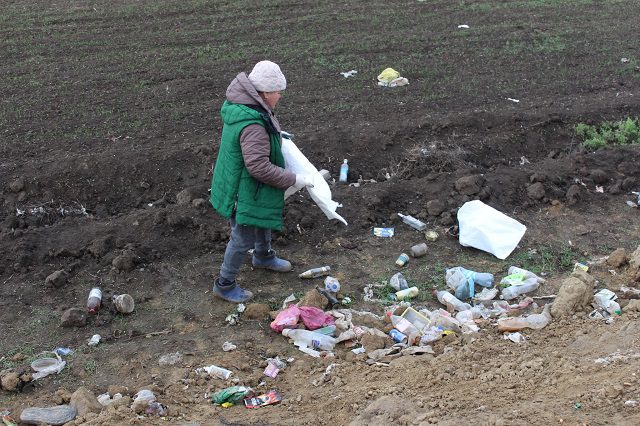 В Саф’янівській громаді організоване прибирання узбіч вздовж траси Одеса-Рені 3