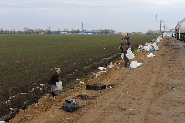 В Саф’янівській громаді організоване прибирання узбіч вздовж траси Одеса-Рені 19