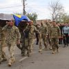 Навколішки та з квітами в руках: Саф'янівська громада провела в останню путь захисника України Андрія Карашеля 1
